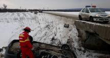 Stire din Eveniment : Două victime, după ce un autoturism a derapat și s-a răsturnat