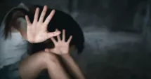 Stire din Eveniment : Adolescentă obligată să se prostitueze și arsă pe mâini când refuza. Un bărbat de 29 de ani, arestat de DIICOT