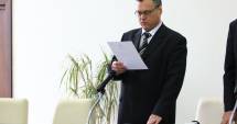Stire din Politică-Administrație : Noul prefect Adrian Nicolaescu a depus jurământul de credință.  "M-am întors acasă după opt ani"
