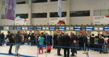 Stire din Actualitate : Zeci de pasageri, blocați pe Aeroportul Otopeni de 24 de ore: "Și-au bătut joc de noi!"