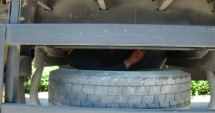Stire din Eveniment : Doi afgani, ascunși sub un automarfar, la Ostrov. Ce le-au spus polițiștilor