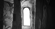 Stire din Cultură-Educație : Monumentul rupestru de la Basarabi-Murfatlar, imortalizat în alb-negru