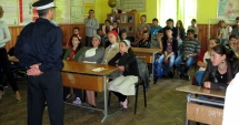 Stire din Eveniment : Agenția Națională Antidrog, proiecte pentru a-i ține pe elevi departe de droguri