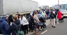 Stire din Eveniment : Sute de persoane din Ucraina au fugit de război, pe la frontiera de la Isaccea. Feribotul funcționează fără program