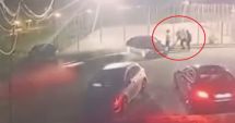 Stire din Eveniment : Şofer filmat cum intră cu maşina într-un grup de tineri. După impact, autoturismul a luat foc