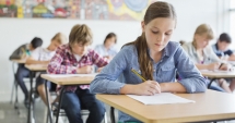 Stire din Cultură-Educație : Elevii s-au reîntors în bănci. Urmează două luni de foc pentru elevii din clasele a VIII-a și a XII-a