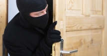 Stire din Eveniment : A intrat peste un pensionar și i-a furat 1.000 de lei și un telefon mobil