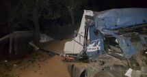 Stire din Eveniment : GALERIE FOTO / ACCIDENT RUTIER LA CONSTANȚA. A intrat cu tirul în pom!