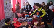 Stire din Cultură-Educație : Elevii Liceului "Ovidius", cu daruri,  la colegii lor de la țară