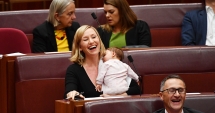 Stire din Actualitate : A scris istorie!  O deputată australiană și-a alăptat copilul  în Parlament