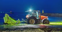 Stire din Social : Muncă la foc continuu, pentru adunarea algelor de pe plaje