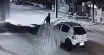 Stire din Actualitate : O femeie și-a prins soțul cu amanta și i-a distrus mașina în timp ce el o înșela cu cea mai buna prietenă a ei