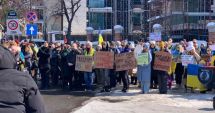 Stire din Eveniment : Sute de persoane s-au adunat la Ambasada Ucrainei din București, la trei ani de la declanșarea războiului
