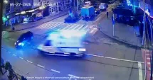 Stire din Eveniment : Accident violent între o ambulanță și o mașină. Impactul a fost surprins de camerele de supraveghere
