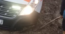 Stire din Eveniment : Viață pusă în pericol de drumurile impracticabile. Ambulanță tractată din noroi de un tractor