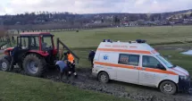 Stire din Eveniment : Salvarea nu a mai ajuns la timp. Ambulanță scoasă cu tractorul, pacientul era deja mort