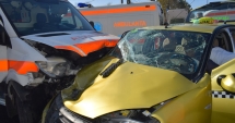 Stire din Eveniment : Ambulanță în misiune, făcută praf de un taxi. Patru persoane au fost rănite grav