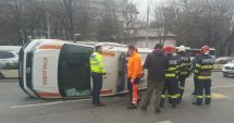 Stire din Eveniment : O ambulanță care transporta o femeie însărcinată s-a răsturnat în urma unui accident