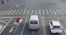 Stire din Actualitate : CURAJ NEBUN! Pentru că s-a săturat să stea în ambuteiaj, un bărbat și-a desenat propriul marcaj pe șosea