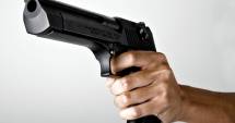 Stire din Eveniment : A vrut să-și facă singur dreptate. Copii amenințați cu pistolul!
