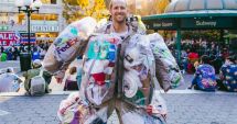 Stire din Actualitate : Un american poartă povara deşeurilor pe care le generează într-o lună