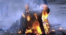 Stire din Eveniment : A murit după ce și-a dat foc în fața iubitei, din gelozie