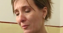 Stire din Social : Imaginile ce ne fac de rușine! Statul român încătușează  o mamă care își apără copilul