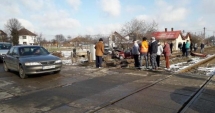 Stire din Eveniment : O femeie a murit după ce mașina în care se afla a fost lovită de tren
