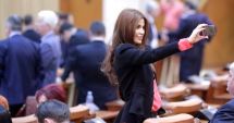 Stire din Monden : Sexy deputata PSD, cerută în căsătorie de un fotbalist: Andreea Cosma i-a spus "da" unui bărbat cu 15 ani mai tânăr decât ea