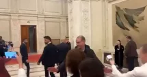 Stire din Actualitate : Angajatul Guvernului care a bruscat ziariștii la Palatul Parlamentului, sancționat cu reducerea salariului