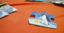 Stire din Social : Copiii se distrează la cel mai mare schimb de piese de puzzle, "Animaterra"