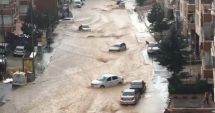 Stire din Actualitate : Inundații catastrofale în Ankara. Mai multe maşini au fost luate de ape