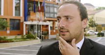 Stire din Actualitate : Politician italian: Am aplicat doi pumni de calitate superioară unui român