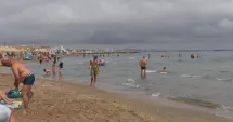 Stire din Social : Apa mării s-a răcit brusc! Baia în mare, o provocare