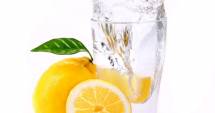 Apa cu lămâie ajută digestia și reduce ridurile