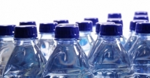 Stire din Economie : Apa îmbuteliată ar putea deveni prea scumpă pentru români
