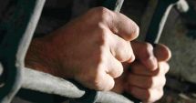 Stire din Eveniment : Un bărbat acuzat de proxenetism a fost eliberat în loc să fie dus în arest preventiv