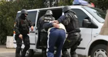 Stire din Eveniment : Bătaie cu arme albe într-o curte din Castelu. Suspectul a fost reținut