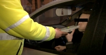 Stire din Eveniment : CAZ INCREDIBIL! Polițist beat ca șoferul pe care-l pusese să sufle-n fiolă