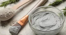 Stire din Sănătate : Argila, aliatul natural pe care îl puteți folosi din cap până-n picioare