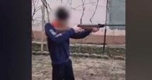 Stire din Eveniment : Bărbat reținut după ce și-a filmat fiul minor în timp ce trăgea cu o armă, la îndemnul său