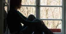 Stire din Eveniment : O tânără de 19 ani a încercat să se sinucidă pentru că iubitul nu-i răspundea la telefon