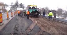 Stire din Actualitate : Treabă românească: Muncitorii au turnat asfalt direct în noroi, pe DN17