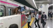 Stire din Actualitate : Atac cu un cuțit și acid, urmat de incendiere, într-un tren din Tokyo: Cel puțin 10 persoane rănite