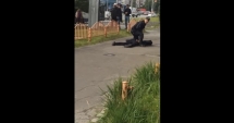 Stire din Actualitate : VIDEO. ATAC cu cuțitul, în plină stradă! Șapte persoane au fost înjunghiate