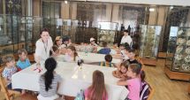 Stire din Cultură-Educație : Atelier de confecţionat păpuşi din fire colorate, pentru copii