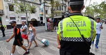 Stire din Actualitate : Șoferul fugar al camionetei implicate în atentatul  de la Barcelona  pune pe jar Europa