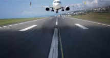 Stire din Actualitate : Un avion cu destinația Cluj a aterizat de urgență după ce a lovit un stol de păsări
