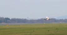 Stire din Eveniment : AVION PLIN CU ROMÂNI, CE ZBURA SPRE MADRID, ATERIZARE FORȚATĂ. O femeie a făcut infarct