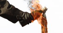 Stire din Eveniment : Au ajuns după gratii după ce au incendiat o casă  de schimb valutar